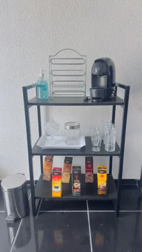 MESA COM CAFETEIRA