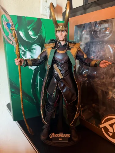 Hot toys Loki 1/6 action figure