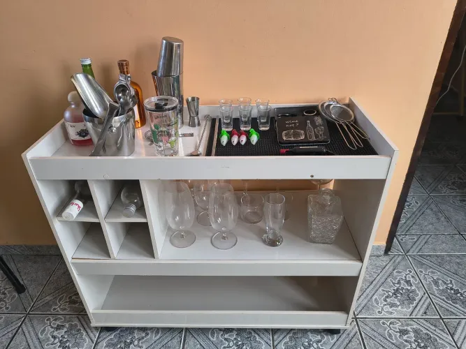 APARADOR/BUFFET/BAR DE LUXO COMPLETO COM 43 ITENS DE COQUETELARIA