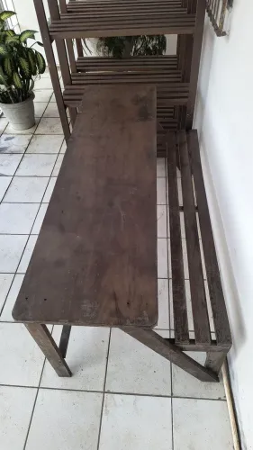 Mesa de madeira nobre com banco acoplado