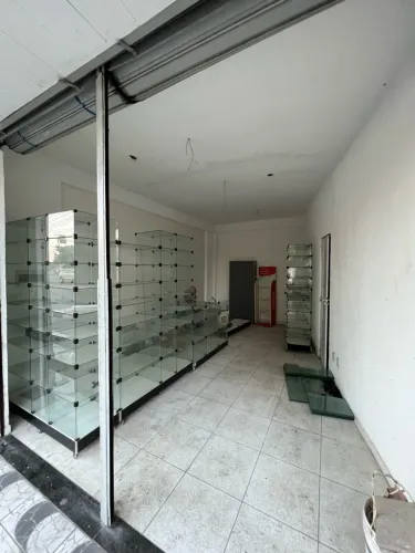 Prateleira de vidro, balcão e vitrine