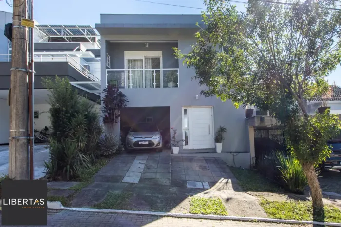 Casa com 3 dormitórios, suíte com closet e piscina no Condomínio Cinque Terre