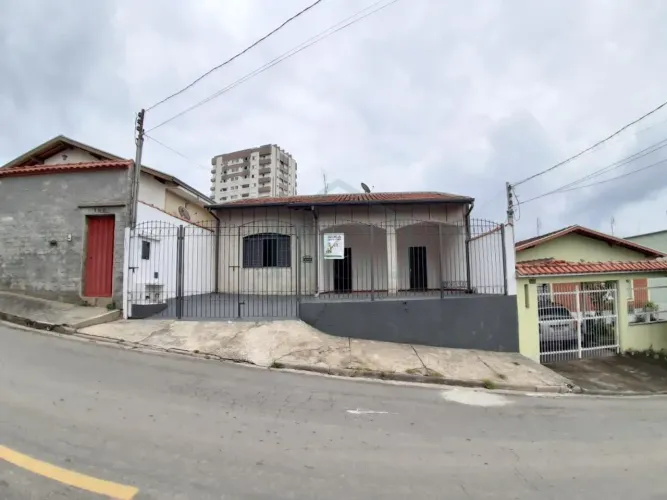 Excelente casa á venda no Jardim Country Club em Poços de Caldas MG.