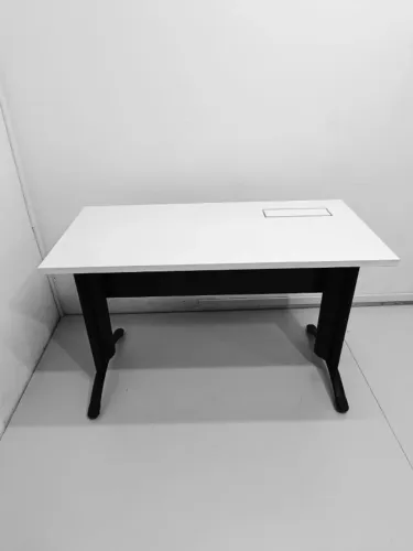 Mesa seminova para escritório