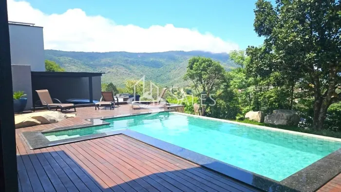 Casa de luxo em condomínio: 3 quartos, 3 suítes, 2 salas, 5 banheiros, 6 vagas, 285m² em I