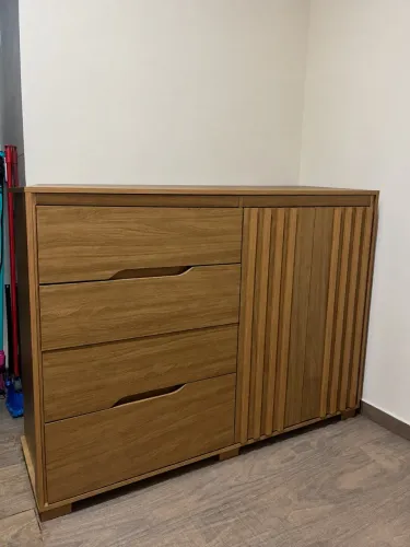  O móvel da imagem é a Cômoda Texas 4 Gavetas 2 Portas 147cm da Moval na cor freijó. [1]