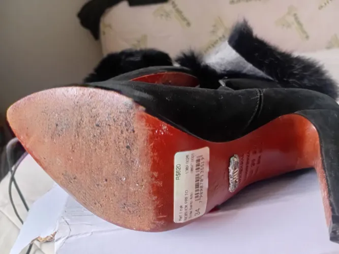 Bota preta da Schutz 34