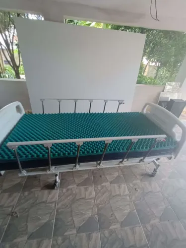 Cama hospitalar regulável 