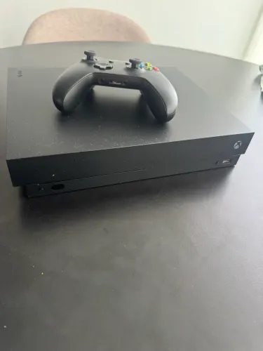 Xbox One X + Controle 