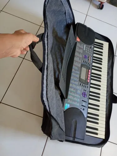 Vendo capa para teclado + fonte dupla voltagem + estante de partituras