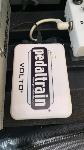 Fonte Pedaltrain Volto - Bateria Recarregável 2000mA - Silenciosa / Sem Ruído