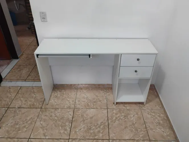Escrivaninha branca