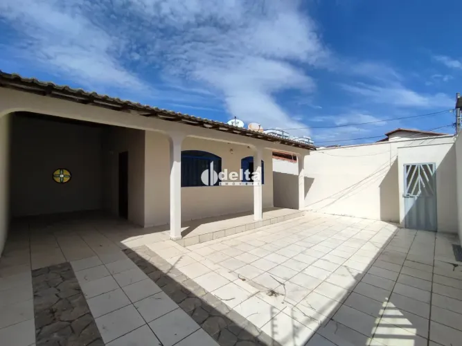 Casa disponível para locação no bairro Santa Mônica em Uberlândia-MG