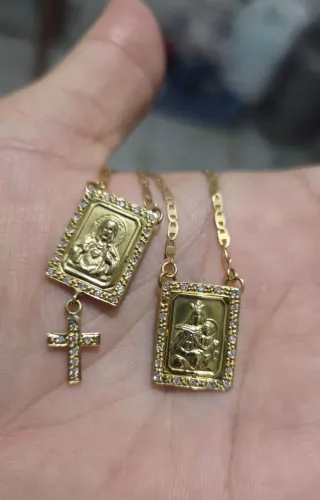 Escapulário ouro com diamantes