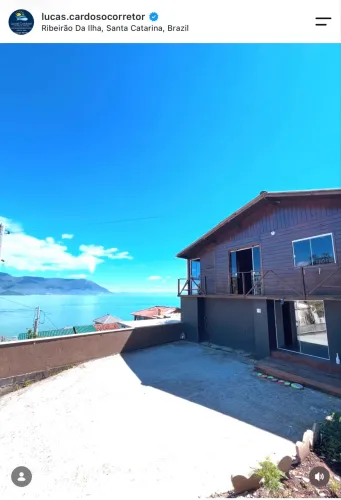 Casa com vista incrível, para o mar. 100 metros da praia .