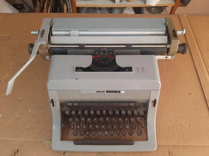 Máquina de escrever olivetti linea 88