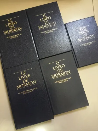 Lote livro de Mórmon em diversos idiomas