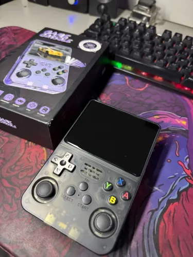 Vídeo Game Retrô R36S com sistema original (pouco usado)