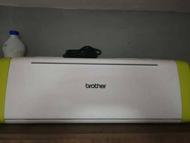 Máquina de corte Brother semi-nova