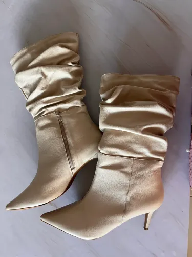Bota Branca Cano Médio Franzida com Salto Fino - Linda e Elegante