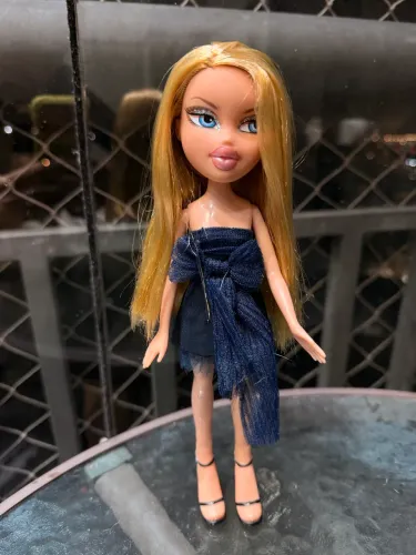 BONECA BRATZ CLOE