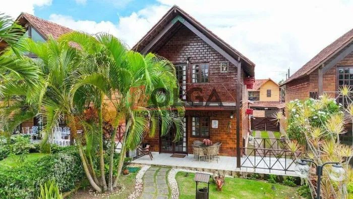 Casa em condomínio fechado com 4 quartos, mobiliada e com jardim á venda em Gravatá
