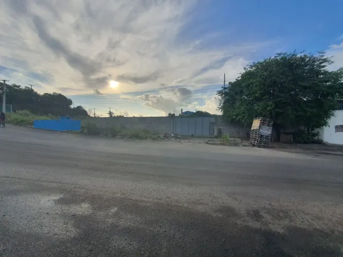 TerrenoTerreno Simões filho atrás do Posto Aratu 100% plano.