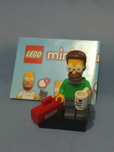 LEGO minifigura Ned Flanders, The Simpsons, Series 1 (completa, com base, acessórios)