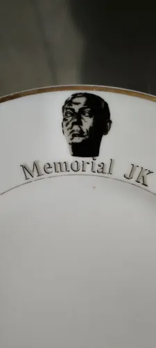 Antigo prato decorativo memorial JK Brasília porcelana Real vintage