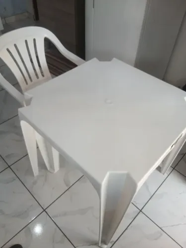 Mesa com uma cadeira