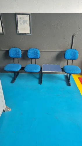 Longarina 3 Lugares Azul com Mesa Central - Estrutura Metálica