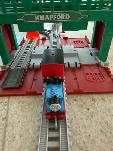 Thomas & Friends Knapford - Estação de trem com Maleta para Armazenamento