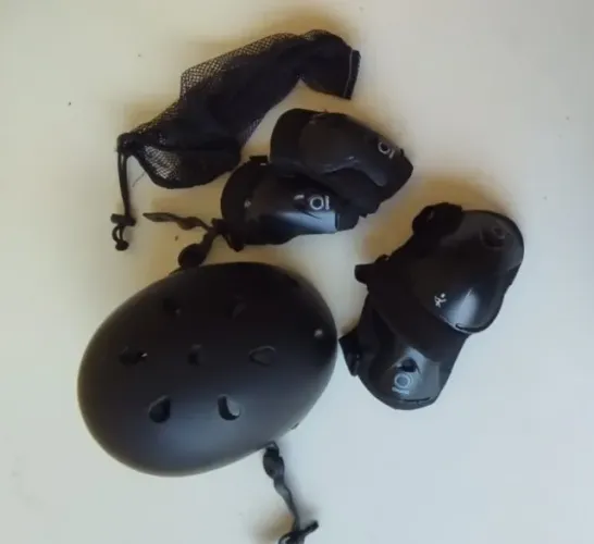 Kit Proteção Oxelo Tam. P - Capacete + Joelheiras + Cotoveleiras