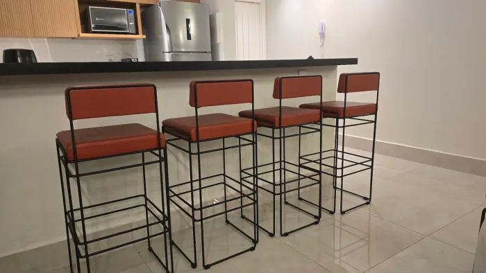 Banqueta estilo industrial Célia, designer Danilo Vale