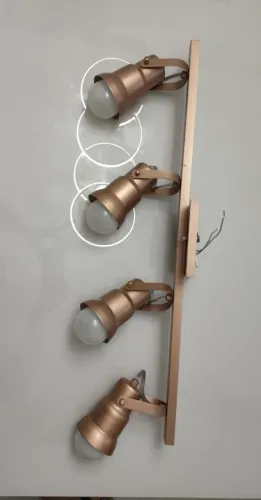 luminária de trilho de sobrepor com 4 spots direcionáveis na cor cobre (rose gold). 