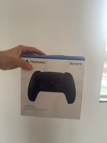 Vendo controle de PS5 NUNCA usado, nem ao menos ligado, e com 1 ano e 9 meses de garantia 