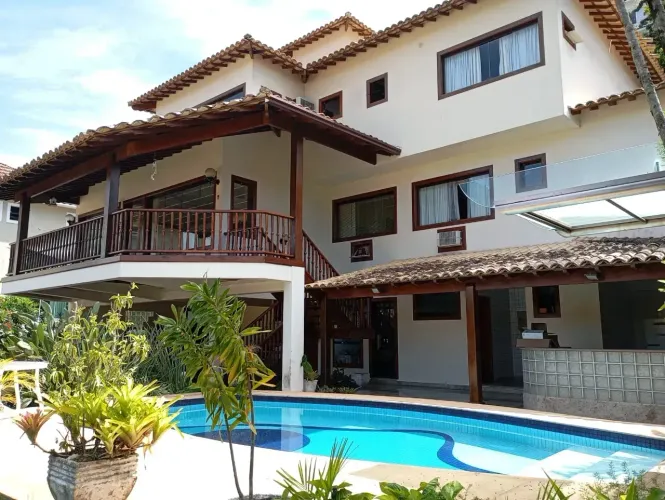 Casarão - Condomínio Ubá Piratininga, 5Q, sendo 03 suítes, 03 salas, terreno com 900 m².