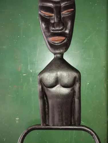 Escultura antiga africana de madeira maciça.