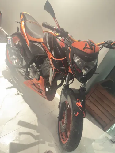 Moto toda conservada,manutenção em dias ,pneus novos , bateria nova