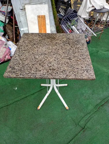 Mesa de mármore pequena