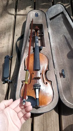 Violino 1/2 de autor, com arco, estojo e espaldeira