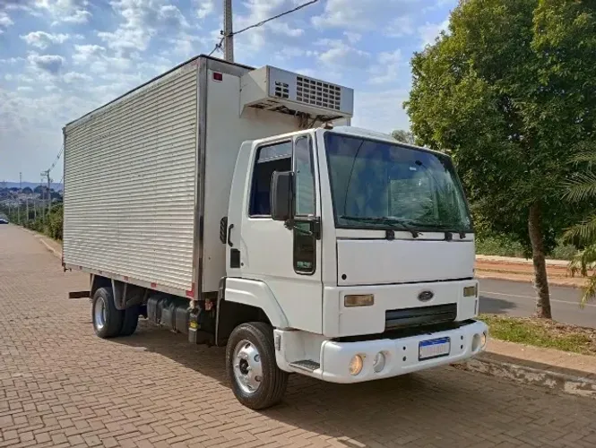 Caminhão Baú Refrigerado Gancheiro Ford 816 Cargo 2013