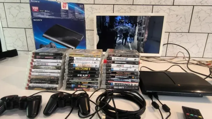 PlayStation 3 Super Slim 250GB - Kit Completo com 33 Jogos Originais!