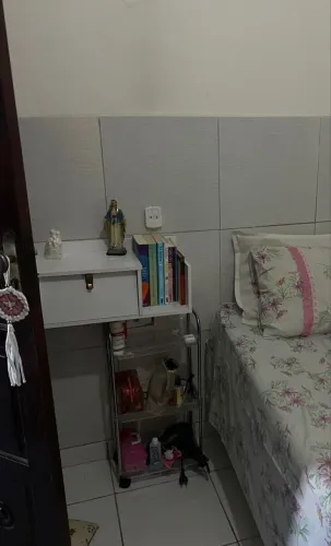 Mesa de Cabeceira Branca com Nicho e Porta - Ótimo Estado