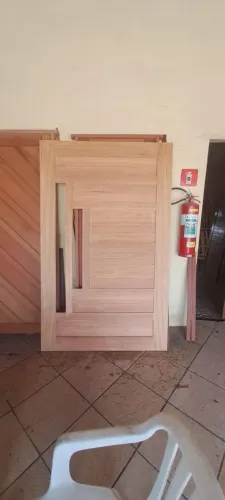 Porta pivotante Modelo ficha com vidro, Madeira Jatobá!<br>Modelo ficha com vidro