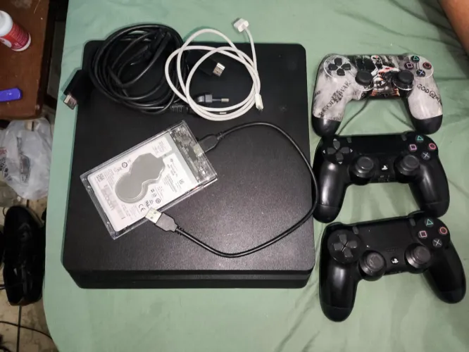 PlayStation 4 slim desbloqueado