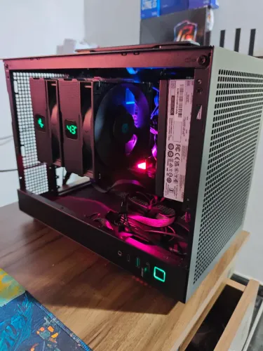 Pc Mini-itx Ryzen 7 9800X3D,B650i,Fonte Corsair 1000w,8GB Ram ddr5