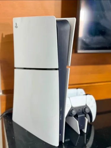 PS5 slim com dois controles