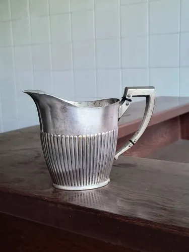 jarra em metal banhada a prata anos 30 belíssima antiquario leiteira suco cozinha casa
