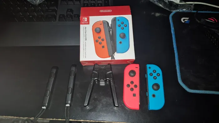 Par de joycon ORIGINAIS usado apenas UMA vez, praticamente novo com carregador